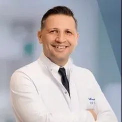 Op. Dr. Ömür Albayrak. Portre fotoğrafı.