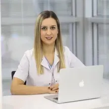 Dt. Menekşe Okumuş Ürer — Diş Hekimi, Samsun. Portre fotoğrafı.