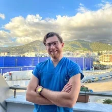 Dt. Emre Cız — Diş Hekimi, Antalya. Portre fotoğrafı.