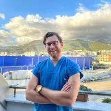 Dt. Emre Cız — Diş Hekimi, Antalya. Portre fotoğrafı.