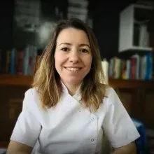 Dr. Dt. Özgen Göktay Hüseyinoğlu — Ağız diş ve çene cerrahisi, Edirne. Portre fotoğrafı.