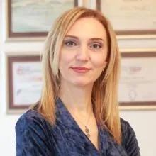 Uzm. Dr. Deniz Küçükay — Dermatoloji, İstanbul. Portre fotoğrafı.