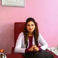 Dyt. Büşra Menekşe — Diyetisyen, Konya. Portre fotoğrafı.