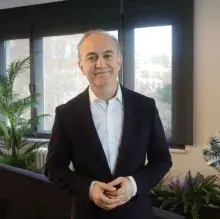 Op. Dr. Sedat Baş — Plastik Rekonstrüktif Ve Estetik Cerrahi, İstanbul. Portre fotoğrafı.