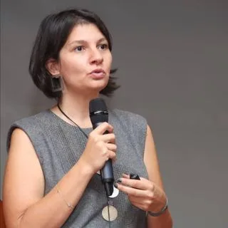 Psk. Dr. Çiğdem Koşe — Psikoloji, Şişli, İstanbul. Portre fotoğrafı.