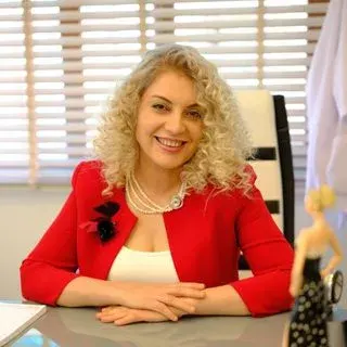 Dr. Meral Mutlu — Sertifikalı Medikal Estetik, Seyhan, Adana. Portre fotoğrafı.