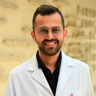 Dr. Öğr. Üyesi Amil Hüseynov — Genel Cerrahi, Beylikdüzü, İstanbul. Portre fotoğrafı.