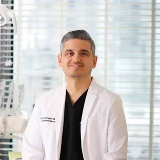 Uzm. Dt. Çağrı Şibal — İzmir. Portre fotoğrafı.