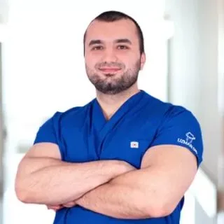 Dt. Rauf Hacıbeyoğlu — Diş Hekimi, Kocaeli. Portre fotoğrafı.