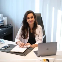 Fzt. Emine Nacar — Fizyoterapi Ve Rehabilitasyon. Portre fotoğrafı.