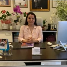 Uzm. Dr. Alize Yılmaz Şahin — Fiziksel Tıp Ve Rehabilitasyon, Ankara. Portre fotoğrafı.