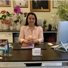 Uzm. Dr. Alize Yılmaz Şahin — Fiziksel Tıp Ve Rehabilitasyon, Ankara. Portre fotoğrafı.
