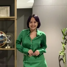 Op. Dr. Damla Sönmez Yalçınkaya — Kadın Hastalıkları Ve Doğum, İzmir. Portre fotoğrafı.