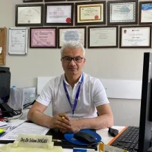 Doç. Dr. Selami Doğan — Kalp Ve Damar Cerrahisi, Odunpazarı, Eskişehir. Portre fotoğrafı.