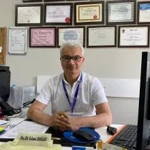 Doç. Dr. Selami Doğan — Kalp Ve Damar Cerrahisi, Odunpazarı, Eskişehir. Portre fotoğrafı.
