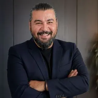 Dr. Doğan Uysal — Mersin. Portre fotoğrafı.