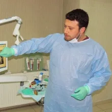 Dt. Cihan Özgen — Diş Hekimi, Ankara. Portre fotoğrafı.