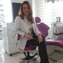 Dt. Emine Alev Çakmakçı Abacı — Diş Hekimi, Eskişehir. Portre fotoğrafı.