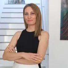 Dyt. Elif Çakırca Avcu — Diyetisyen, İzmir. Portre fotoğrafı.