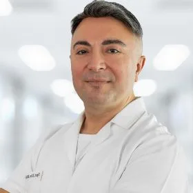 Op. Dr. Bülent Ateş — Ortopedi Ve Travmatoloji. Portre fotoğrafı.