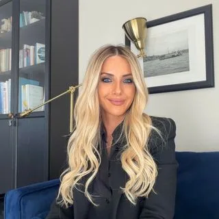 Kl. Psk. Pelin Gülbayrak — Psikoloji, İstanbul. Portre fotoğrafı.