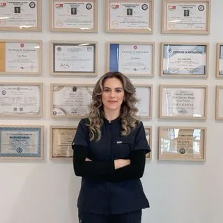 Fzt. Esra Karaş — Fizyoterapi Ve Rehabilitasyon, İstanbul. Portre fotoğrafı.
