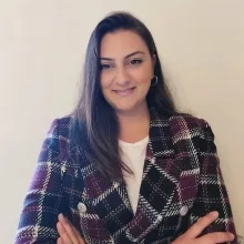 Uzm. Psk. Şebnem Büyükbostancı Dinçer — Psikoloji, Çanakkale. Portre fotoğrafı.