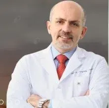 Uzm. Dr. Şerafettin Saraçoğlu — Dermatoloji, İstanbul. Portre fotoğrafı.