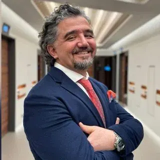 Prof. Dr. Orhan Kürşat Poyrazoğlu — Gastroenteroloji, Bakırköy, İstanbul. Portre fotoğrafı.