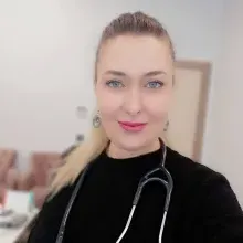 Uzm. Dr. Şule Selçuk — İç Hastalıkları, Bornova, İzmir. Portre fotoğrafı.
