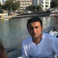 Dt. Levent Aybatılı — Diş Hekimi, İzmir. Portre fotoğrafı.