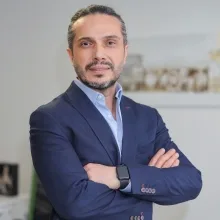 Doç. Dr. Deniz Doğan — Göğüs Hastalıkları, Keçiören, Ankara. Portre fotoğrafı.