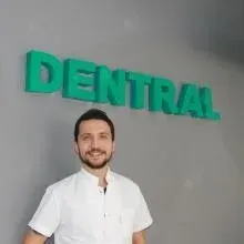 Uzm. Dt. Murat Demiral — İzmir. Portre fotoğrafı.