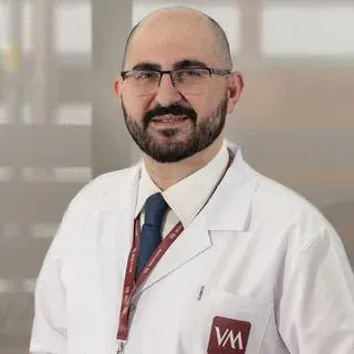 Doç. Dr. Alper Ural — Plastik Rekonstrüktif Ve Estetik Cerrahi, Keçiören, Ankara. Portre fotoğrafı.