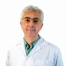 Prof. Dr. Alp Üçok — Psikiyatri, Üsküdar, İstanbul. Portre fotoğrafı.