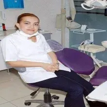 Dt. Esra İnce — Diş Hekimi, Çukurova, Adana. Portre fotoğrafı.