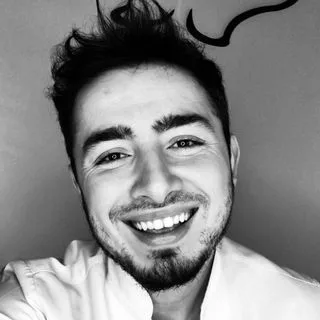 Dt. Serdar Şimşek — Diş Hekimi, Denizli. Portre fotoğrafı.