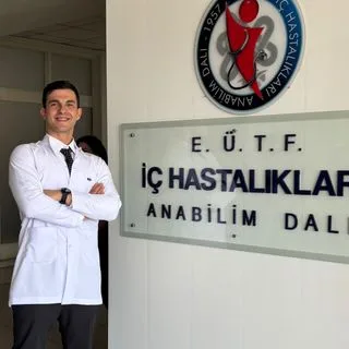 Uzm. Dr. Mehmet Arda Hacıoğlu — İç Hastalıkları, Gaziantep. Portre fotoğrafı.