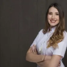 Dt. Buse Simay Ertan — Diş Hekimi, Ankara. Portre fotoğrafı.