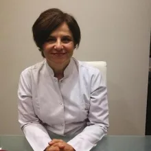 Dt. Sibel Tümer Yasal — Diş Hekimi, İstanbul. Portre fotoğrafı.