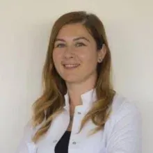 Dr. Dt. Başak Kaval — İzmir. Portre fotoğrafı.
