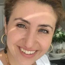 Uzm. Dr. Roza Zelal Dalgıç Abdioğlu — Dermatoloji, Diyarbakır. Portre fotoğrafı.