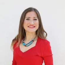 Psk. Özlem Demirci — Psikoloji, İzmir. Portre fotoğrafı.