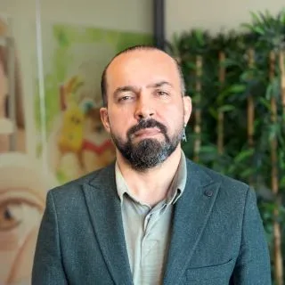 Doç. Dr. Yekta Şendül — Göz Hastalıkları, İstanbul. Portre fotoğrafı.