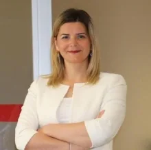 Doç. Dr. Işıl Köleli — Kadın Hastalıkları Ve Doğum, Antalya. Portre fotoğrafı.