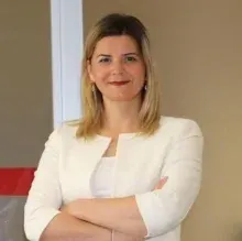 Doç. Dr. Işıl Köleli — Kadın Hastalıkları Ve Doğum, Antalya. Portre fotoğrafı.