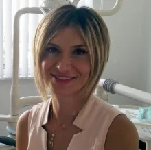 Uzm. Dt. Şebnem Altun — Protetik Diş Tedavisi, Bursa. Portre fotoğrafı.