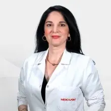 Uzm. Dr. Samira Huseynova — Çocuk ve Ergen Psikiyatrisi, Karşıyaka, İzmir. Portre fotoğrafı.