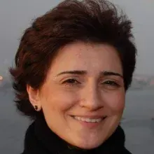 Dr. Dt. Arzu Ferdağ Öztürk — Ağız Diş Ve Çene Cerrahisi, Maltepe, İstanbul. Portre fotoğrafı.
