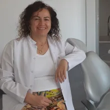Dr. Dt. Ferah Onay Karakaş — Muğla. Portre fotoğrafı.
